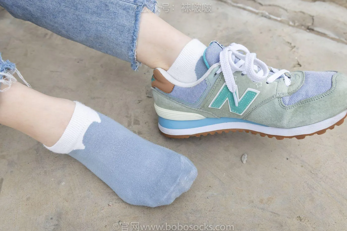 [BoBoSocks袜啵啵]NO.020 熊熊-NB运动鞋、蓝色短棉袜（踩脏）、裸足 [150P]插图7